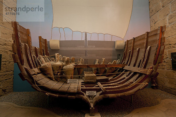 Das Schiffswrack-Museum  eisenzeitliches Schiffswrack  das Schiff von Kyrenia  300 v. Chr. in der Festung von Kyrenia  Girne  Nordzypern  Zypern