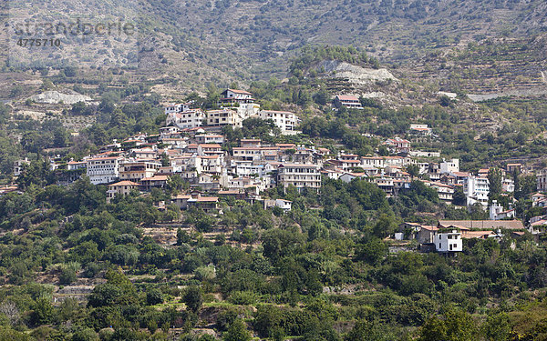Blick auf Agios Theodoros  ein typisch zypriotisches Bergdorf  Troodos-Gebirge  Zentralzypern  Zypern