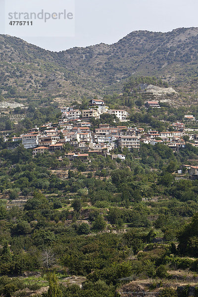 Blick auf Agios Theodoros  ein typisch zypriotisches Bergdorf  Troodos-Gebirge  Zentralzypern  Zypern