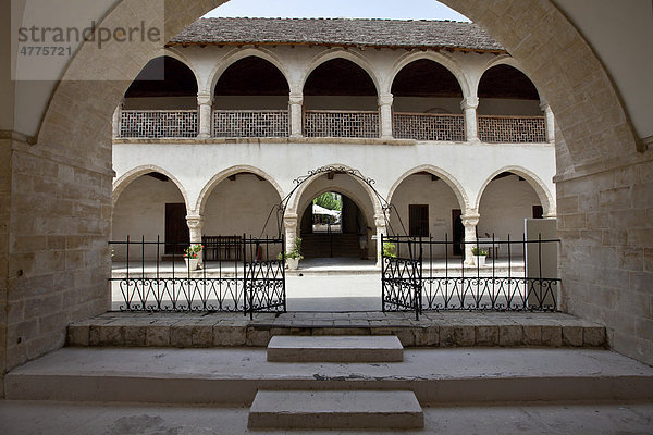 Kreuzgang der Klosterkirche Timiou Stavro  Omodos  Troodos-Gebirge  Zentralzypern  Zypern