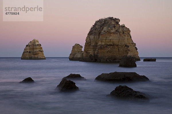 Felsen im Meer im ersten Morgenlicht  Lagos  Algarve  Portugal  Europa