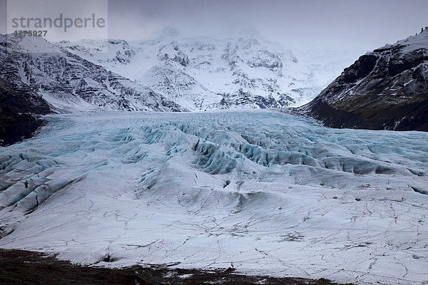 Fließender Gletscher und Berge im Winter  Skaftafellsjökull  Vik  Südisland  Island  Europa