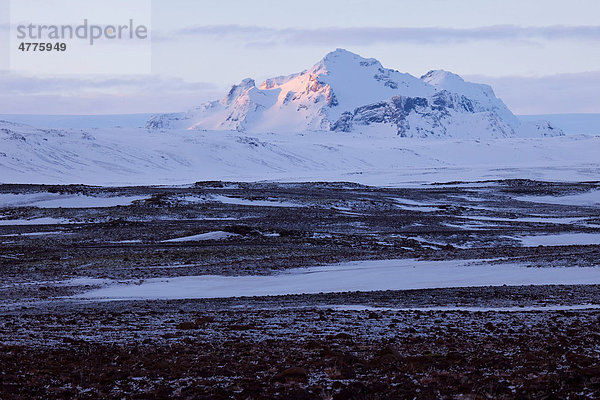 Schneebedeckter Berg im letzten Abendlicht  Island  Europa