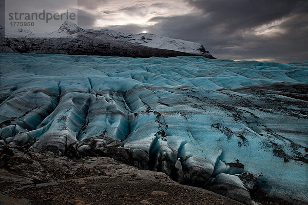 Großer  türkisfarbener Gletscher mit Gewitterwolken  Island  Europa