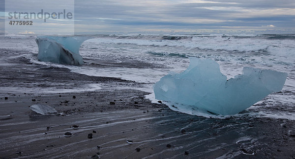 Eisberge am Strand vom Meer umspült  Jökulsarlon  Island  Europa