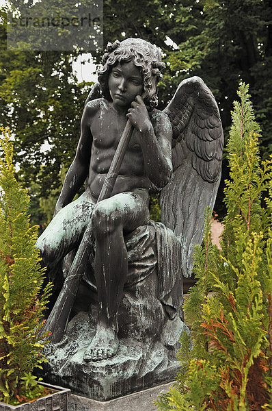 Engelfigur auf einem Grab aus dem 19. Jhd. auf dem Johannisfriedhof  besteht seit dem 13. Jhd.  Johannisstraße 55  Nürnberg  Mittelfranken  Bayern  Deutschland  Europa