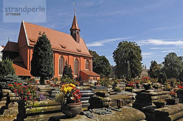 Alte Gräber auf dem Johannisfriedhof  hinten die St. Johannis-Kirche  besteht seit dem13. Jhd.  Brückenstraße 9  Nürnberg  Mittelfranken  Bayern  Deutschland  Europa