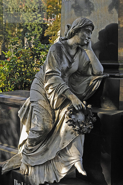 Trauernde Frauenfigur mit einem Kranz aus Rosen auf einem Familiengrab aus dem 19. Jhd. auf dem Johannisfriedhof  besteht seit dem 13. Jhd.  Brückenstraße 9  Nürnberg  Mittelfranken  Bayern  Deutschland  Europa