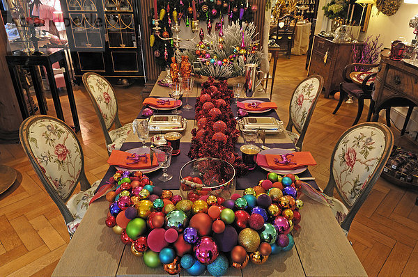 Weihnachtlich dekorierter Tisch in einem Kaminzimmer  Villa & Ambiente  Nürnberg  Mittelfranken  Bayern  Deutschland  Europa