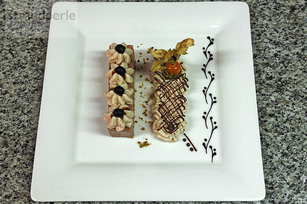 Ovomaltine Parfait auf einem weißen Teller serviert  Food  Haute Cuisine