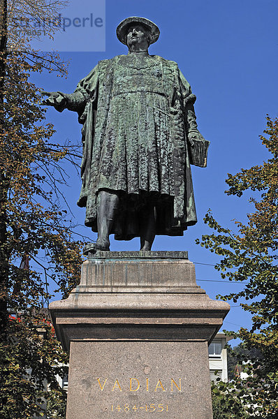 Denkmal von Joachim Vadian  1484-1551  Mediziner  Gelehrter und Schweizer Reformator  Marktplatz  St. Gallen  Schweiz  Europa
