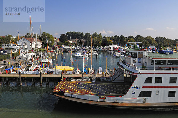 Yachthafen  vorne eine Autofähre  Friedrichshafen  Baden-Württemberg  Deutschland  Europa