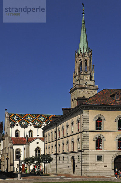 Laurenzenkirche  1850-1854  mit farbigem Dach  rechts Zeughausfügel der Neuen Pfalz  Marktgasse 25  St. Gallen  Schweiz  Europa