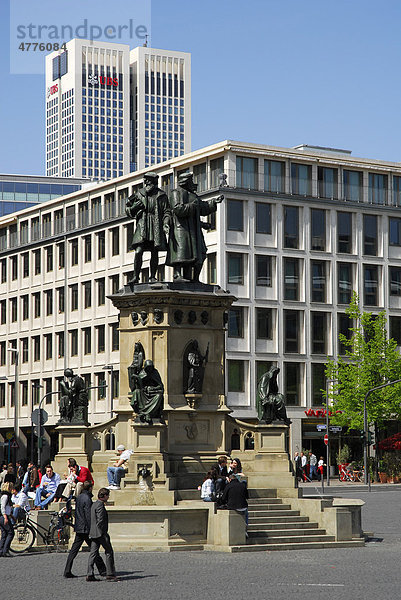 Gutenberg-Denkmal auf dem Platz am Roßmarkt  dahinter der Opernturm  Frankfurt am Main  Hessen  Deutschland  Europa