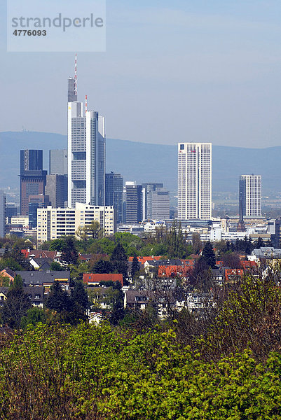 Sicht vom Goetheturm auf Sachsenhausen und die Skyline vom Büro- und Bankenviertel  Frankfurt am Main  Hessen  Deutschland  Europa