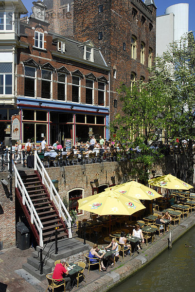 Bar Cafe mit Terrasse am Kanal  Oudegracht  altes Stadtzentrum  Utrecht  Holland  Niederlande  Europa