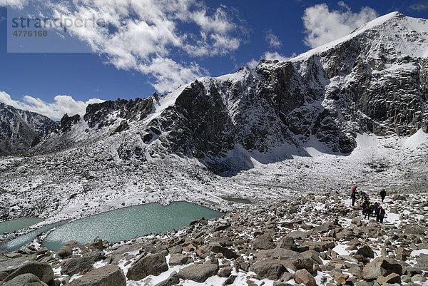 Heiliger See mit Schnee am Gipfel des Dolma La Pass  5700m  auf der Umrundung des heiligen Mount Kailash  tibetisch: Kang Rinpoche  6638 m  mit Westtal der Kailash Kora  Westtibet  Provinz Ngari  Tibet  China  Asien