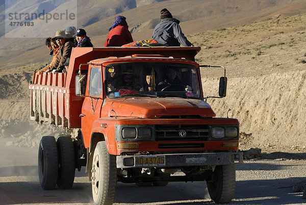 Straßenbauarbeiter stehen auf einem eingestaubten Laster  Truck der Marke Dongfeng  am Himalaya-Hauptkamm nahe dem Peilko Tso See  Provinz Ngari  Westtibet  Tibet  China  Asien