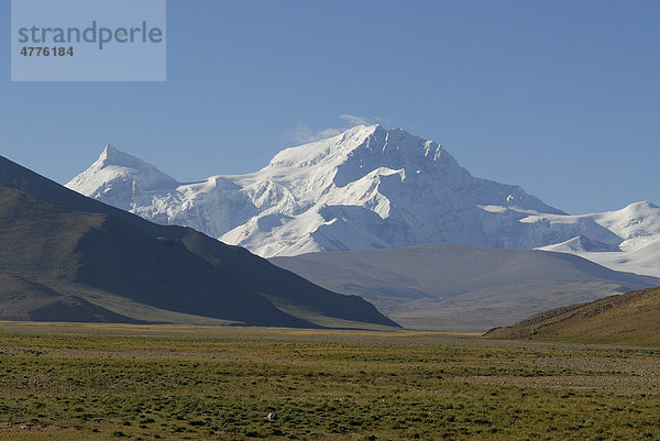 Schneebedeckte Bergriesen des Himalaya-Hauptkamm nahe dem Peilko Tso See  Provinz Ngari  Westtibet  Tibet  China  Asien