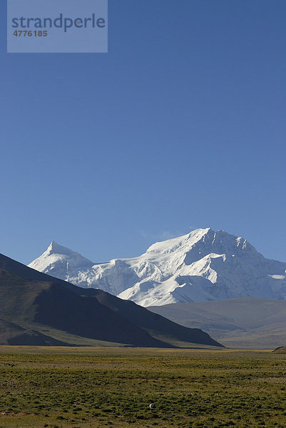 Schneebedeckte Bergriesen des Himalaya-Hauptkamm nahe dem Peilko Tso See  Provinz Ngari  Westtibet  Tibet  China  Asien