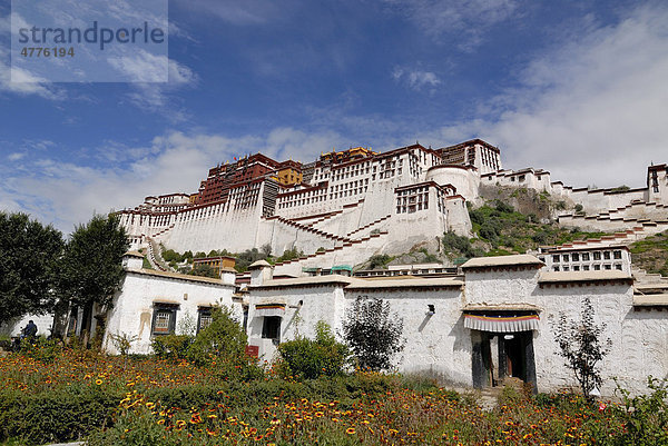 Potala Palast  der Winterpalast des Dalai Lama mit den wenigen erhaltenen Gebäuden des alten Stadtteil Jol  Lhasa  Tibet  China  Asien