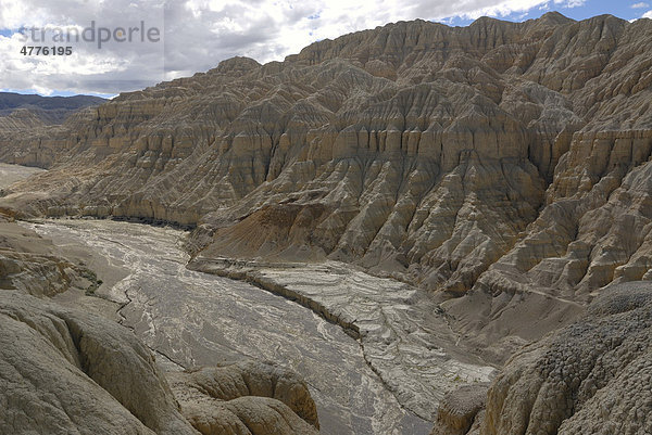 Blick auf den Canyon des Sutley-Flusses im alten Königreich Guge nahe dem Himalaya Hauptkamm von den Ruinen des Königssitzes Tsaparang in Westtibet  Provinz Ngari  Tibet  China  Asien