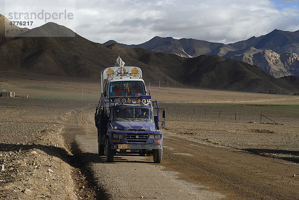 Chinesischer Dongfeng LKW transportiert einen kleineren Truck im Industal  Westtibet  Ali  Provinz Ngari  Tibet  China  Asien
