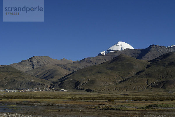 Mount Kailash  tibetisch Kang Rinpoche  6638 m  mit dem Ausgangsort für eine Kora  Umrundung  Darchen  Westtibet  Provinz Ngari  Tibet  China  Asien