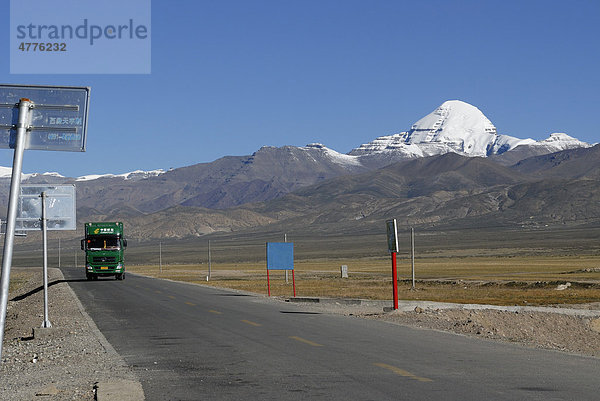Grüner Truck der China Post fährt auf asphaltierter Straße am Mount Kailash  tibetisch: Kang Rinpoche  6638 m  Westtibet  Provinz Ngari  Tibet  China  Asien