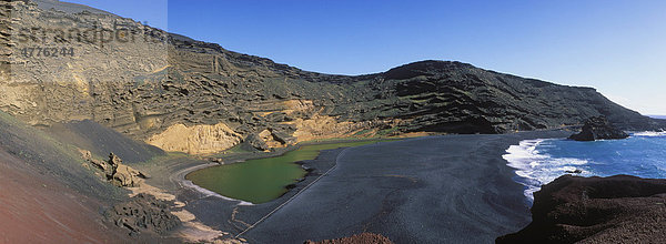 Grüne Lagune im Kraterkessel von El Golfo  Lavastrand  Lanzarote  Kanarische Inseln  Spanien  Europa