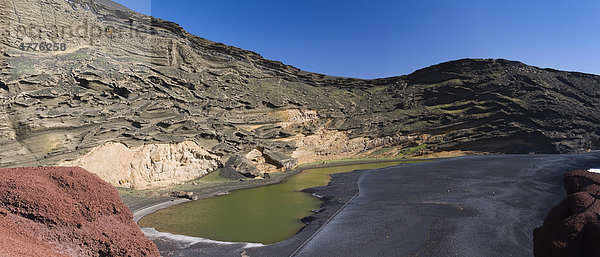 Grüne Lagune im Kraterkessel von El Golfo  Lanzarote  Kanarische Inseln  Spanien  Europa
