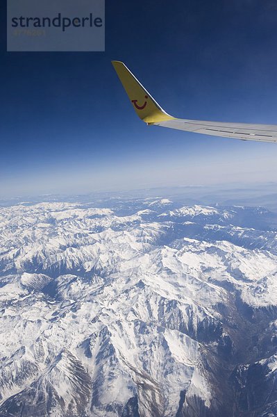 Flug über die Alpen  Flugzeugflügel mit Winglets  Europa