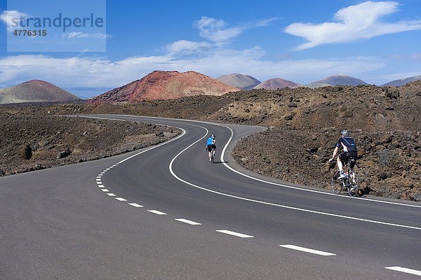 Radfahrer auf einer Straße  Vulkanlandschaft bei Los Hervideros  Timanfaya Nationalpark  Lanzarote  Kanarische Inseln  Spanien  Europa
