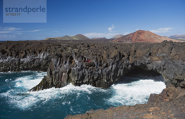 Brandung an der Felsküste von Los Hervideros  Vulkanlandschaft  Timanfaya Nationalpark  Lanzarote  Kanarische Inseln  Spanien  Europa