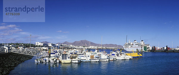 Boote im Hafen  Playa Blanca  Lanzarote  Kanarische Inseln  Spanien  Europa