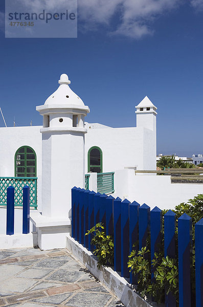 Weißes Haus im Yachthafen  Marina Rubicon  Playa Blanca  Lanzarote  Kanarische Inseln  Spanien  Europa