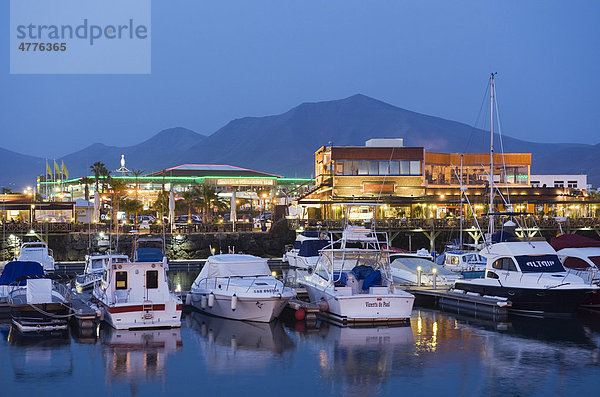 Boote im Yachthafen  Marina Rubicon  Nacht  Playa Blanca  Lanzarote  Kanarische Inseln  Spanien  Europa