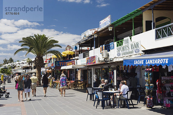 Geschäfte und Restaurants an der Strandpromenade  Avenida de las Playas  Puerto del Carmen  Lanzarote  Kanarische Inseln  Spanien  Europa