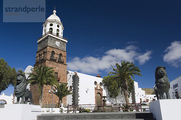 Hauptplatz mit der Kirche Nuestra Senora de Guadalupe  Teguise  Lanzarote  Kanarische Inseln  Spanien  Europa