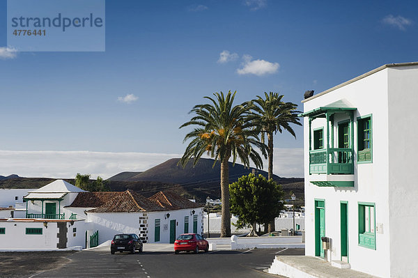 Haus mit kanarischem Balkon und Dattelpalmen in Yaiza  Lanzarote  Kanarische Inseln  Spanien  Europa