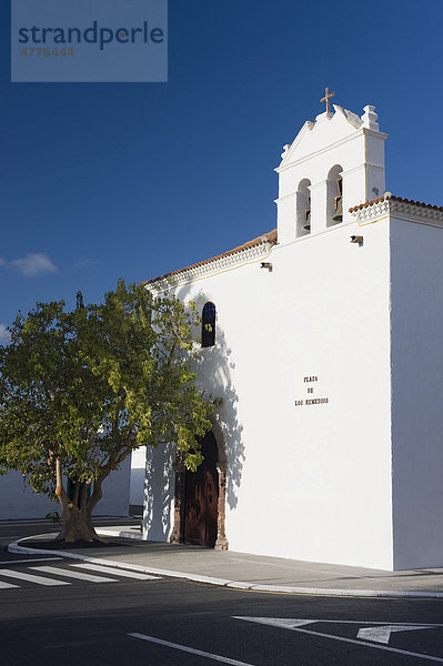 Weiße Dorfkirche von Yaiza  Lanzarote  Kanarische Inseln  Spanien  Europa