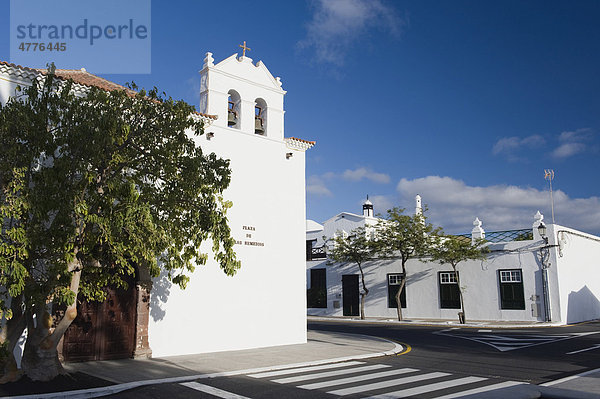 Weiße Dorfkirche von Yaiza  Lanzarote  Kanarische Inseln  Spanien  Europa