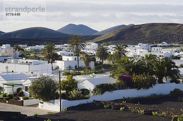 Weißes Dorf in Vulkanlandschaft  Yaiza  Lanzarote  Kanarische Inseln  Spanien  Europa