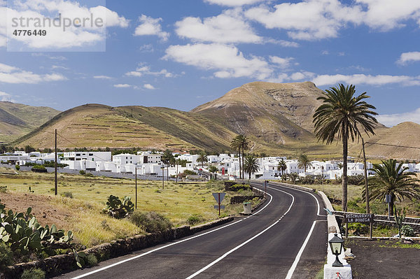 Weißes Dorf in Vulkanlandschaft  Straße nach Yaiza  Lanzarote  Kanarische Inseln  Spanien  Europa