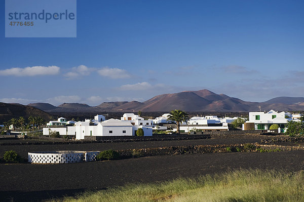 Weißes Dorf in Vulkanlandschaft  Yaiza  Lanzarote  Kanarische Inseln  Spanien  Europa