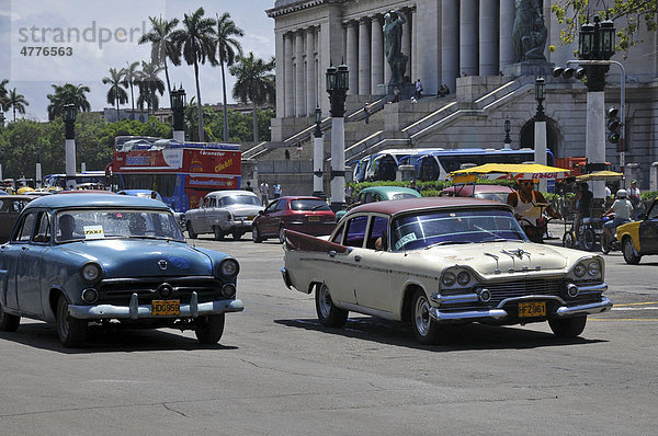 Oldtimer vor dem Kapitol  Altstadt  Havanna  Kuba  Karibik  Mittelamerika