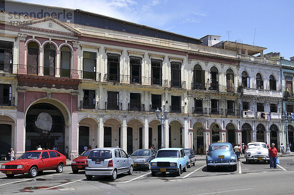 Häuser gegenüber dem Kapitol  Paseo de Marti  Altstadt  Havanna  Kuba  Karibik  Mittelamerika