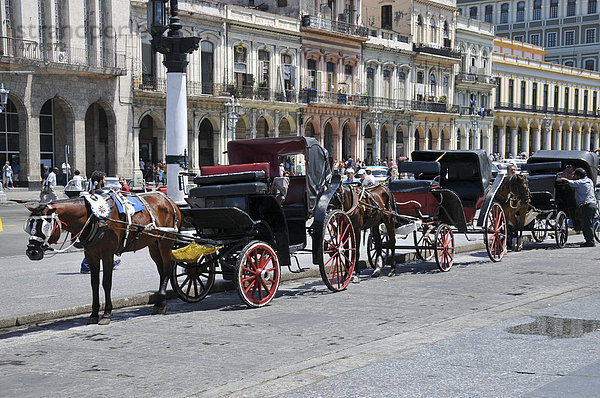 Pferdekutschen vor dem Kapitol  Paseo de Marti  Havanna  Altstadt  Kuba  Karibik  Mittelamerika