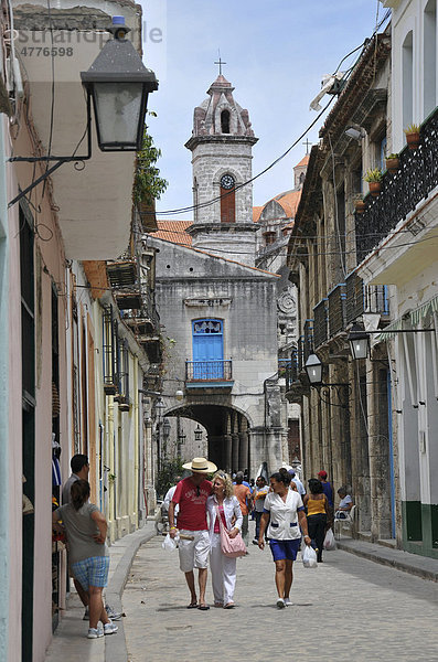 Blick zum Plaza de la Catedral  Calle San Ignacio  Havanna  Altstadt  Kuba  Karibik  Mittelamerika