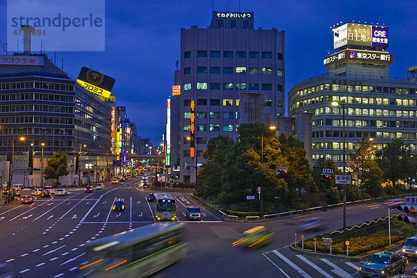 Neonbeleuchtung und Verkehr in der Dämmerung  Bezirk Umeda  Osaka  Japan  Asien